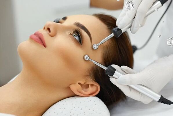 La thérapie par microcourants est une méthode matérielle pour le rajeunissement de la peau du visage. 