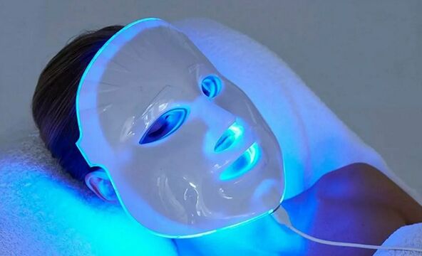 Traitement de photothérapie LED pour lutter contre les changements de la peau du visage liés à l'âge. 