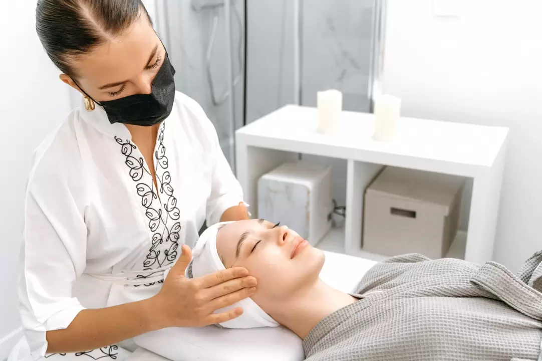 Le massage professionnel favorise le rajeunissement de la peau du visage sans injections. 