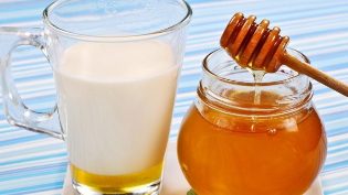 Kéfir au miel pour un traitement rajeunissant de la peau des mains